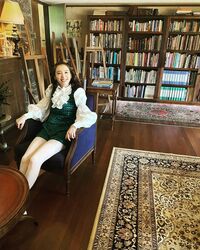 「脚の長さとウエストの華奢さが際立ってる」飯豊まりえ、『岸辺露伴は動かない』のオートクチュール衣装に反響