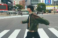 「きゅんです」「素敵です！」神木隆之介、渋谷の街を歩く“てくてく神木”ショットにファン称賛