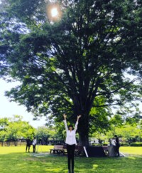 観月ありさ、大木の前で万歳　別次元すぎる“10頭身”の全身ショットに反響