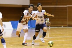 「両チーム白くない？」“見づらい”とクレーム殺到…前後半のユニフォームが変わる前代未聞の珍事