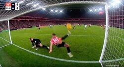 超絶スーパープレー対決！「神がかってるな」「これはエグい」40mの超ロングシュートが放たれる→ゴールライン上ギリギリで“オーバーヘッドクリア”で弾き返した瞬間