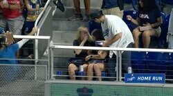 大谷翔平の特大弾が19歳女子大生の手元に「すぽっ」 カメラが捉えた“幸運すぎる”瞬間「あの子引き寄せたな」