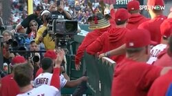 一平さん代わりにやっといて！ 大谷翔平、投打二刀流のホームランで大忙し？超巻きで＆あとは水原通訳に任せた「省略形セレブレーション」