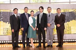 ドラマ「ハゲタカ」で最強の企業買収者を演じる綾野剛、コンビニでは“うどん買い占め？”