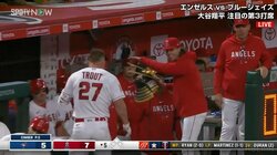 トラウトが値千金の逆転3ラン！ 直後に「片方取れてるやんw」兜をめぐりファンが“悲喜こもごも”