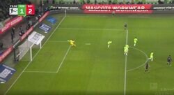 最悪すぎる！ありえない“痛恨ミス”にスタジアム騒然　GKの強烈キックが味方DFのお尻に直撃した瞬間 “ベスト珍プレー”候補の恥ずかしい一撃