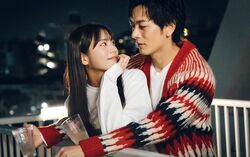 貴島明日香、15歳年上夫と屋上で密着しながら晩酌！緊張する夫に「照れてるの？」『私たち結婚しました4』第3話