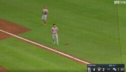 えっ…？一体、何が起こった…！？ 強烈な打球で“異変”が起きた…！ 遊撃手のグラブが消えるハプニングが発生「珍プレーだな」「どういう状況？w」