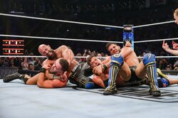 全米屈指の実力派タッグ、衝撃のダブルサブミッションで場内大熱狂！ エスケープ寸前も“まさか”…エグすぎる“変形脇固め”が極まった瞬間
