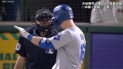 入ってないだろ！ 不可解ジャッジにドジャースの正捕手が猛抗議 「ボール」「疑惑の判定」カメラが捉えた“枠外の一球”が物議