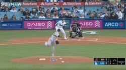 えっ？ 何してんの…！？ 大谷翔平に球場全員がダマされた…！ 意表をつくセーフティバント→アウトのはずが奇跡を起こした瞬間 「持ってるなｗ」「俊足は正義」