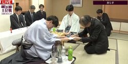 伊藤匠二冠が69手目を封じる 藤井聡太王位との“有馬温泉対局”はほぼ互角のまま2日目へ／将棋・王位戦第2局
