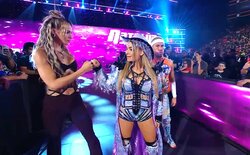 人気女子レスラー、男性ファンと“濃厚”ハグ 「さすがにやりすぎ」入場シーンでの振る舞いに「神ファンサ」反響相次ぐ
