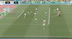 「かっけぇ！」爆速ミドルを逃げずに跳ね返す魂の“顔面ブロック”炸裂！後ろにふっ飛び大の字ノックアウトからのプレー復帰にスタジアムから拍手喝采「根性エグい」「不死身かよ」