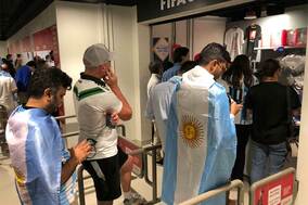 【W杯】アルゼンチンサポーターが早くも優勝確信？　グッズ爆買い＆万引きも…