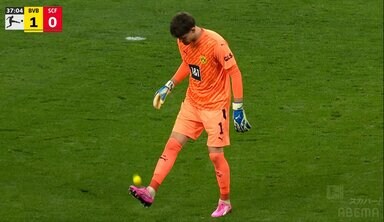 激レア！スイス代表GKの“テニスボールでリフティング”が超絶すぎる！ドルトムント守護神の技巧にファン驚愕の一部始終「地味に凄い」「うまw」