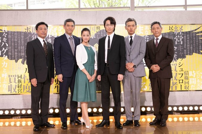 ドラマ「ハゲタカ」で最強の企業買収者を演じる綾野剛、コンビニでは“うどん買い占め？” 1枚目