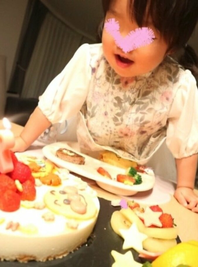 紺野あさ美、娘の2歳の誕生日会で手作りしたケーキ「指さして喜んでくれました」 1枚目
