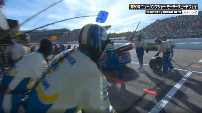 「なにやってんだ」給油缶が抜けない！クルーを“引きずったまま”急発進する衝撃光景に「ガスマン痛そう」「危ないな！」 3枚目