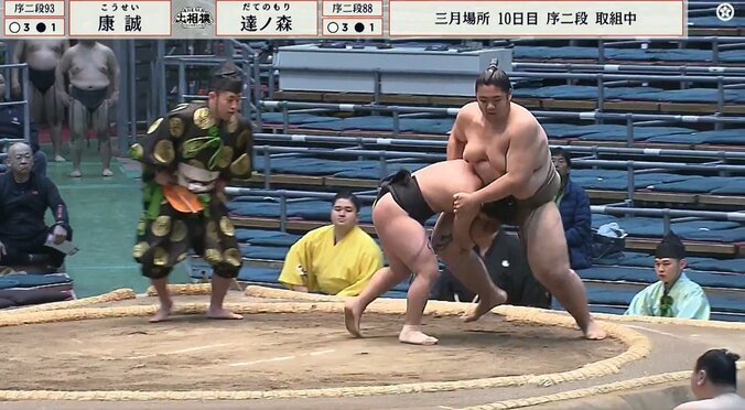 「進撃の巨人みたい」「危険な体格差」序二段の取組で驚きの光景 小兵の意地が炸裂 3枚目
