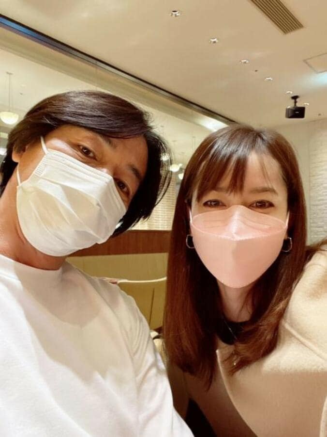  細川直美、20回目の結婚記念日を迎え夫婦ショットを公開「毎年、何故か忘れてしまう」  1枚目