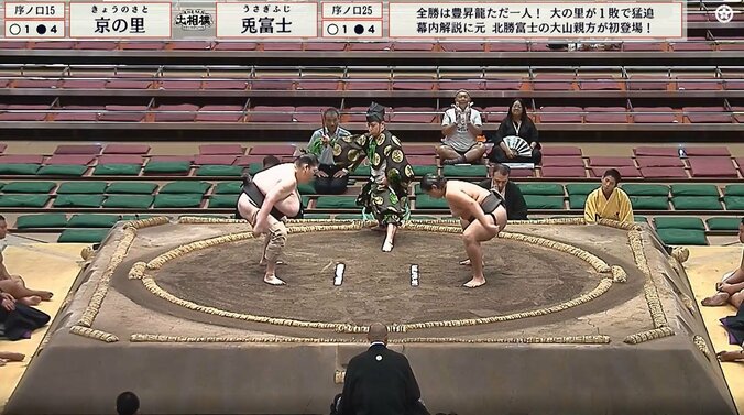 向正面にパラダイス山元さん。その手にはウサギのパペット