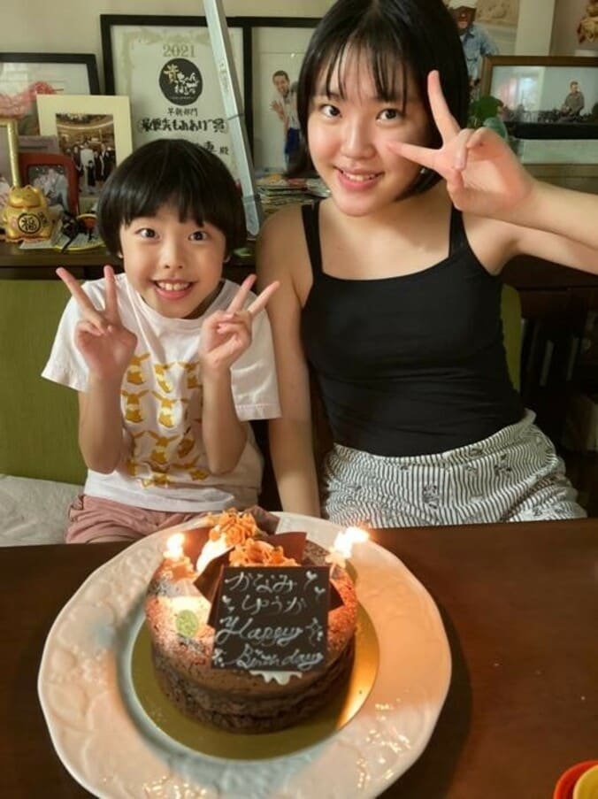  ノッチの妻、14歳の誕生日を迎えた長女に話したこと「母子手帳を見せました」  1枚目