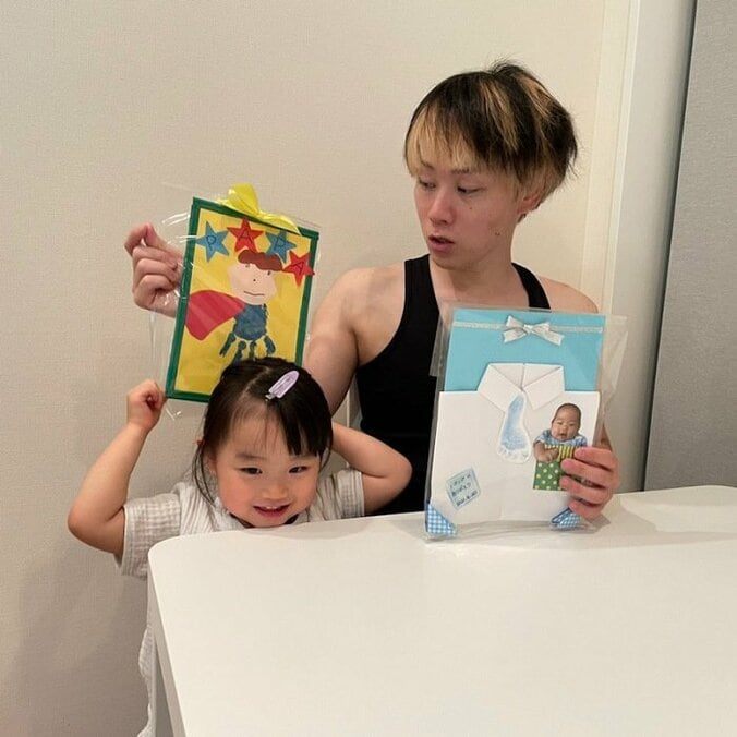 浜田ブリトニーの夫・いわみん、子ども達から貰った父の日の贈り物「素敵な宝物が出来ました」 1枚目