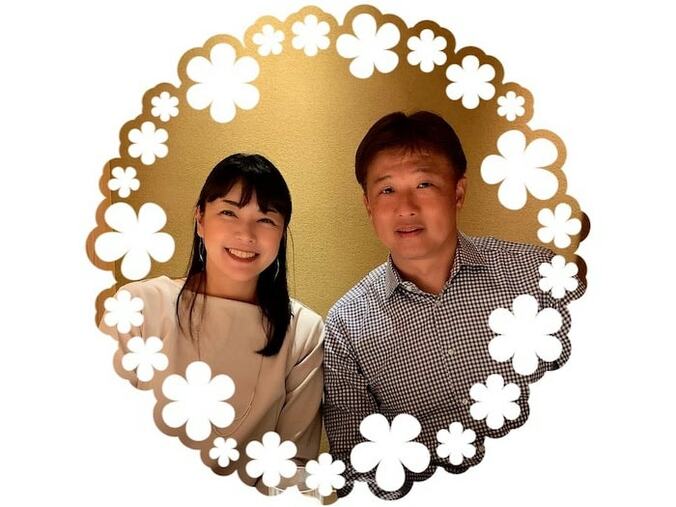  岡島秀樹、結婚記念日に妻・栗原由佳との2ショットを公開「22年目突入です」  1枚目