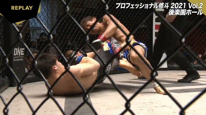 「一瞬だった！」42秒の足関“秒殺”劇 悶絶タップで足を引きずる敗者に「足壊れた？」心配の声も 1枚目