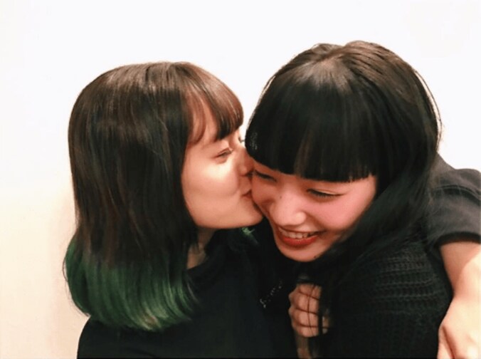 小松菜奈、クリスマスプレゼントはキス？　仲良しモデルemma登場 1枚目