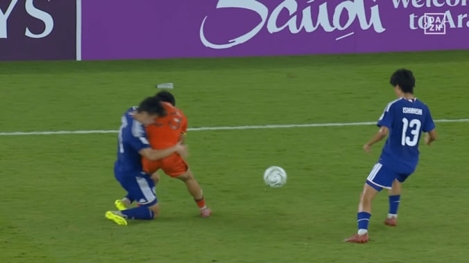 「怖すぎる…」中国代表DFの“顔面体当たり”に日本代表DFが悲鳴！「完全にアフター」「レッドカード出してよ」終了間際の暴挙がまさかのお咎めなし【U23アジアカップ】 5枚目