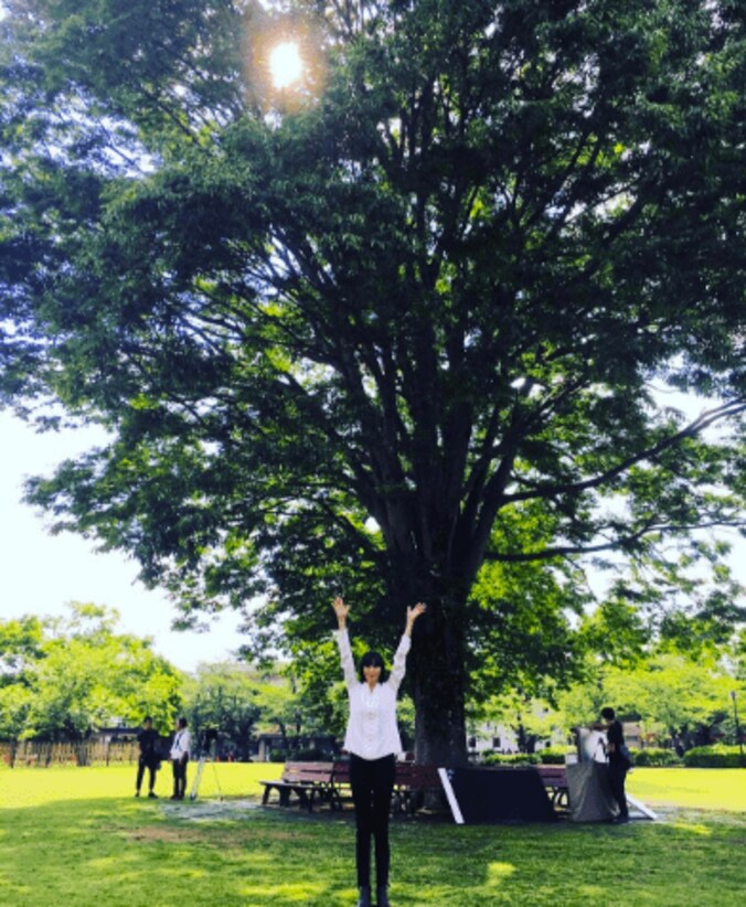 観月ありさ、大木の前で万歳　別次元すぎる“10頭身”の全身ショットに反響 1枚目