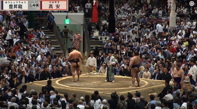 豊昇龍の付け人が…花道で“ただならぬ”動き「めっちゃ走ってる」「集まってきた」アクシデントの際にファン注目の一コマ 3枚目