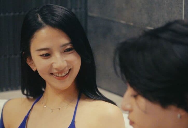 【写真・画像】異次元スタイルのモテクイーン、美バストあらわな水着姿で“一番好きだった男”とイチャイチャ混浴　1枚目