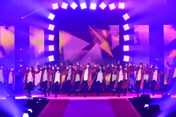 欅坂46がミニライブ、シングル表題曲で「ガルアワ」沸かせる