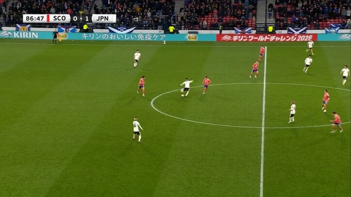 伊東純也に高精度フィードを蹴る鎌田大地