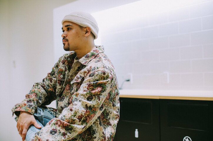 「“ラップやめようかな”とも思った」CHICO CARLITOが語る新作『Sandra's Son』。沖縄、家族、仲間、音楽、言霊が詰まったNEW ALBUMを携えて、“受け取る側より与える側”への再出発。