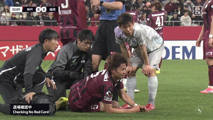 【映像】足を踏み抜く危険タックル→一発レッドに