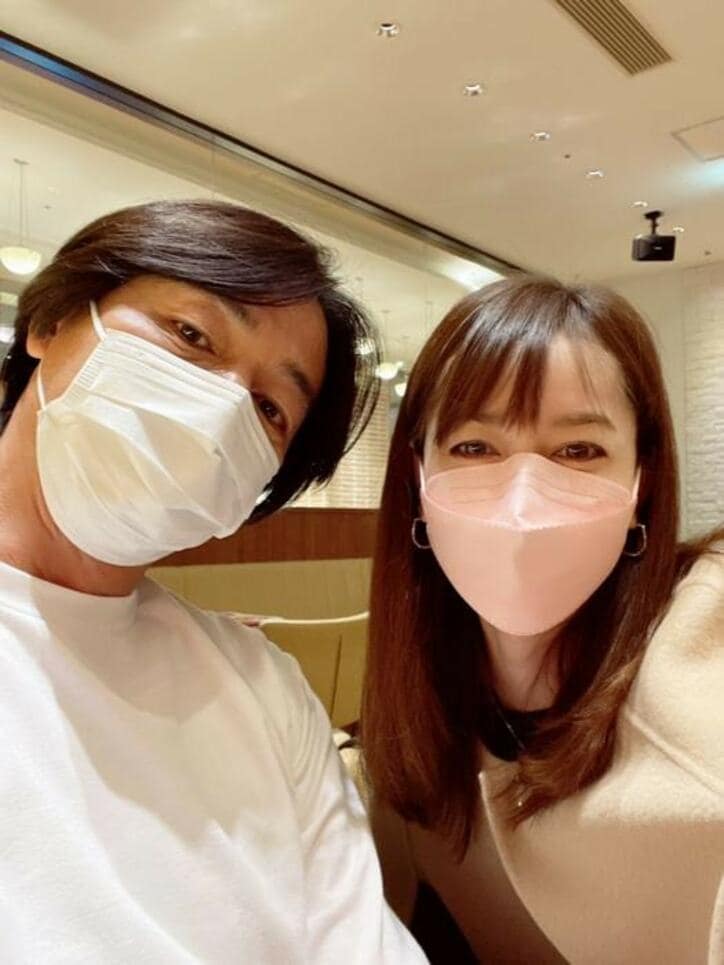  細川直美、20回目の結婚記念日を迎え夫婦ショットを公開「毎年、何故か忘れてしまう」 