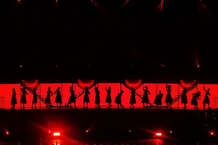 雨と210トンの水演出で国民全員が濡れた! 欅坂46『欅共和国2019』はアンコールなしのセトリで20曲を熱演