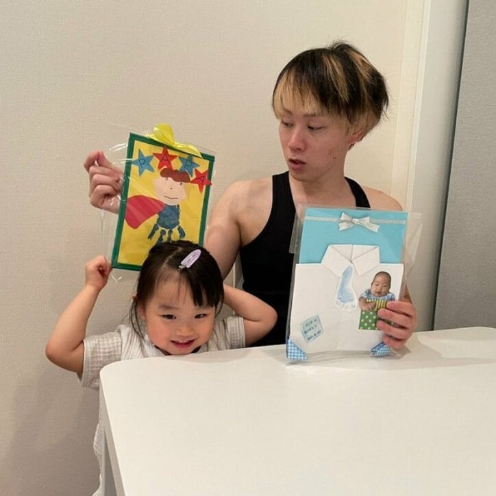 浜田ブリトニーの夫・いわみん、子ども達から貰った父の日の贈り物「素敵な宝物が出来ました」