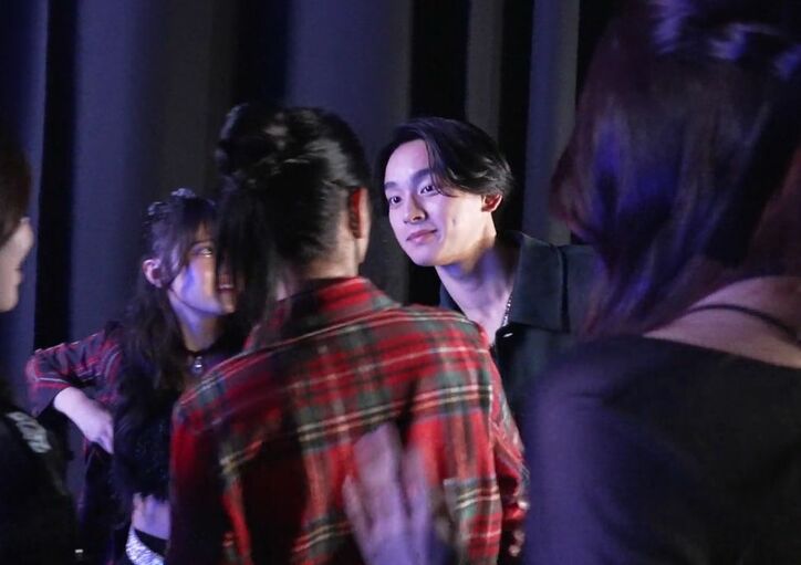 【写真・画像】大人気高校生カップル、本番直前の舞台袖でイケメン彼氏が彼女の元に近づき…「うらやましい！」「かっけー」の声　1枚目