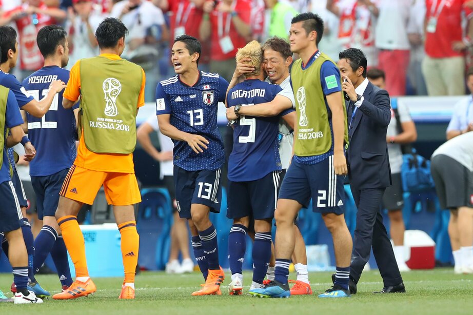 ロシアW杯でラウンド16進出を決め、長友と抱き合って喜ぶ早川氏 ©AFLO