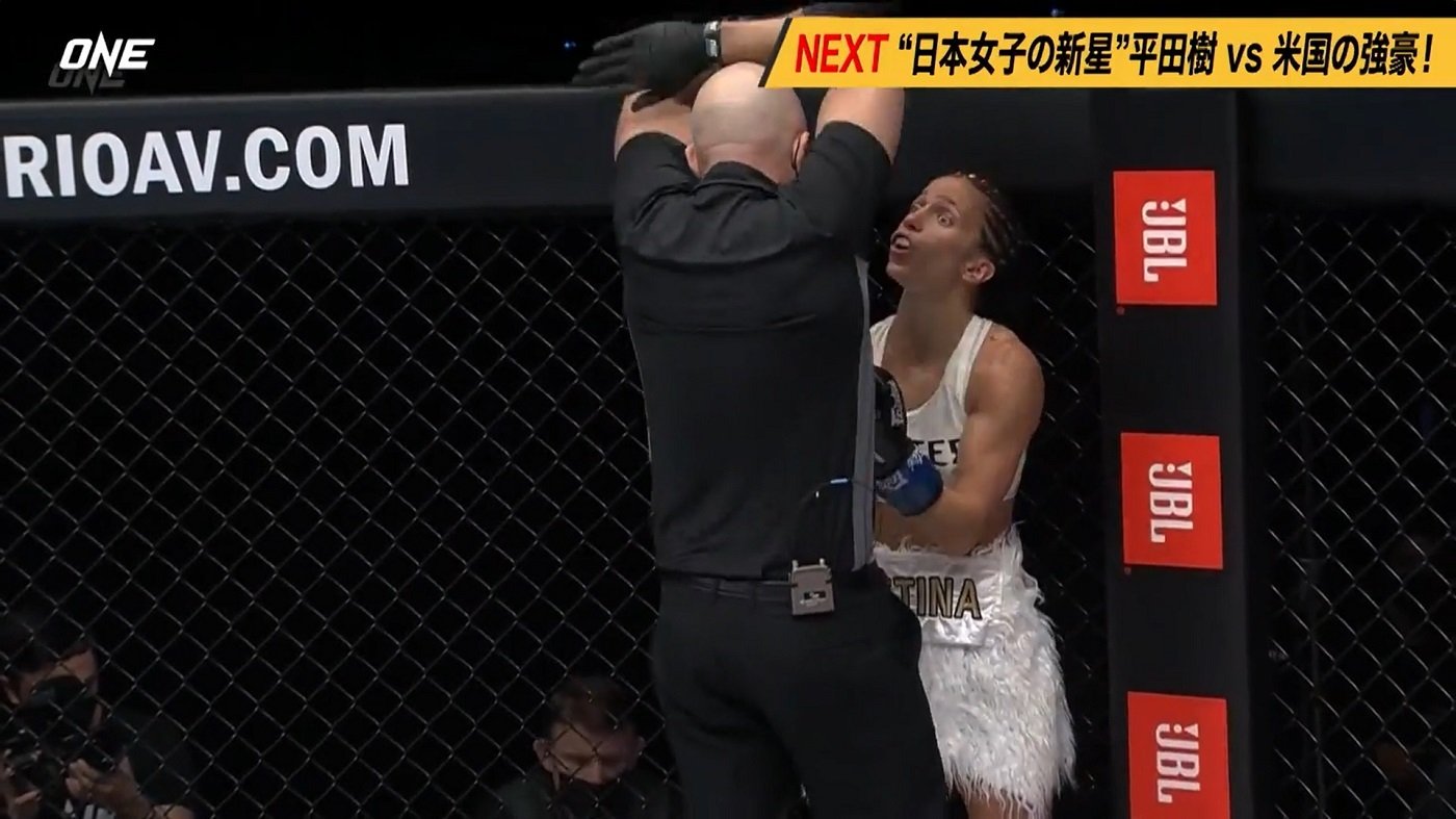 女子軽量級で衝撃ko レフェリーストップに敗者 No 声を荒げるもファンは裁定を支持 ぐにゃぐにゃになった ニュース Abema Times