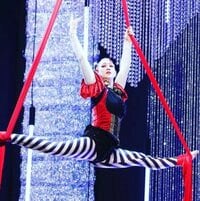 SHELLY、空中での“180度開脚”ショットを披露「なかなかヤバい顔してる」