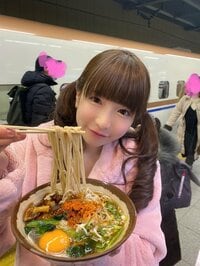 もえのあずき『ホームで立ち食い♪』