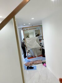 アレクサンダー『大きな鏡をつける工事してます』