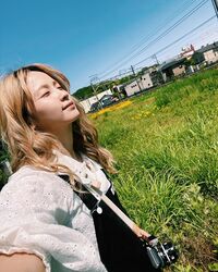 「可愛すぎてキュンキュン」Dream Ami、自然をバッグに爽やかなセルフショットを公開しファン歓喜