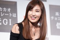 熊田曜子、背中が大きく開いた大胆ドレス姿を披露「マジで美しい」「お子さんが3人いるとは思えない」